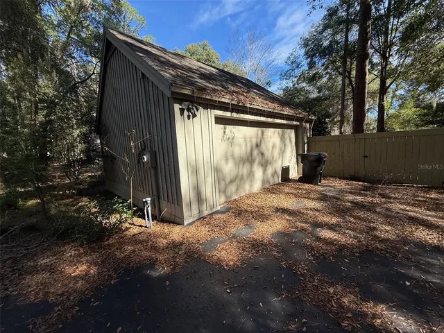 a view of a back yard