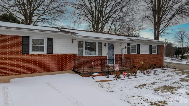 $275,000 | 1802 33rd Street Northeast, Hickory, NC 28601