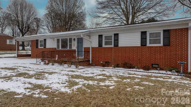 $275,000 | 1802 33rd Street Northeast, Hickory, NC 28601