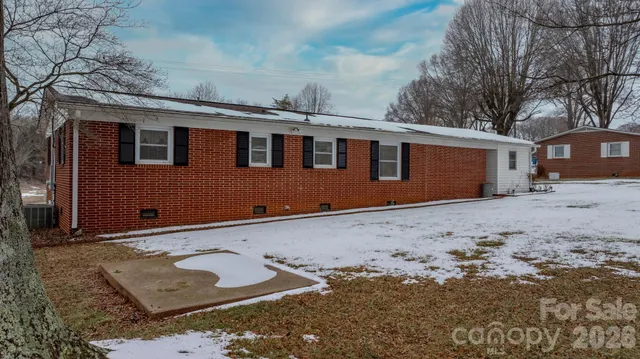 $275,000 | 1802 33rd Street Northeast, Hickory, NC 28601