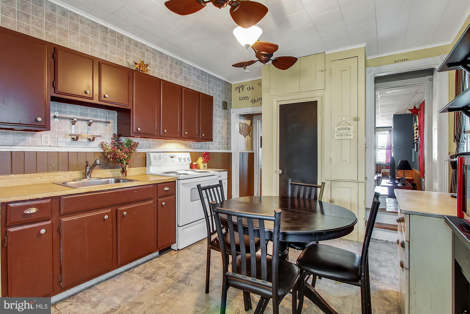 Eat-In Kitchen