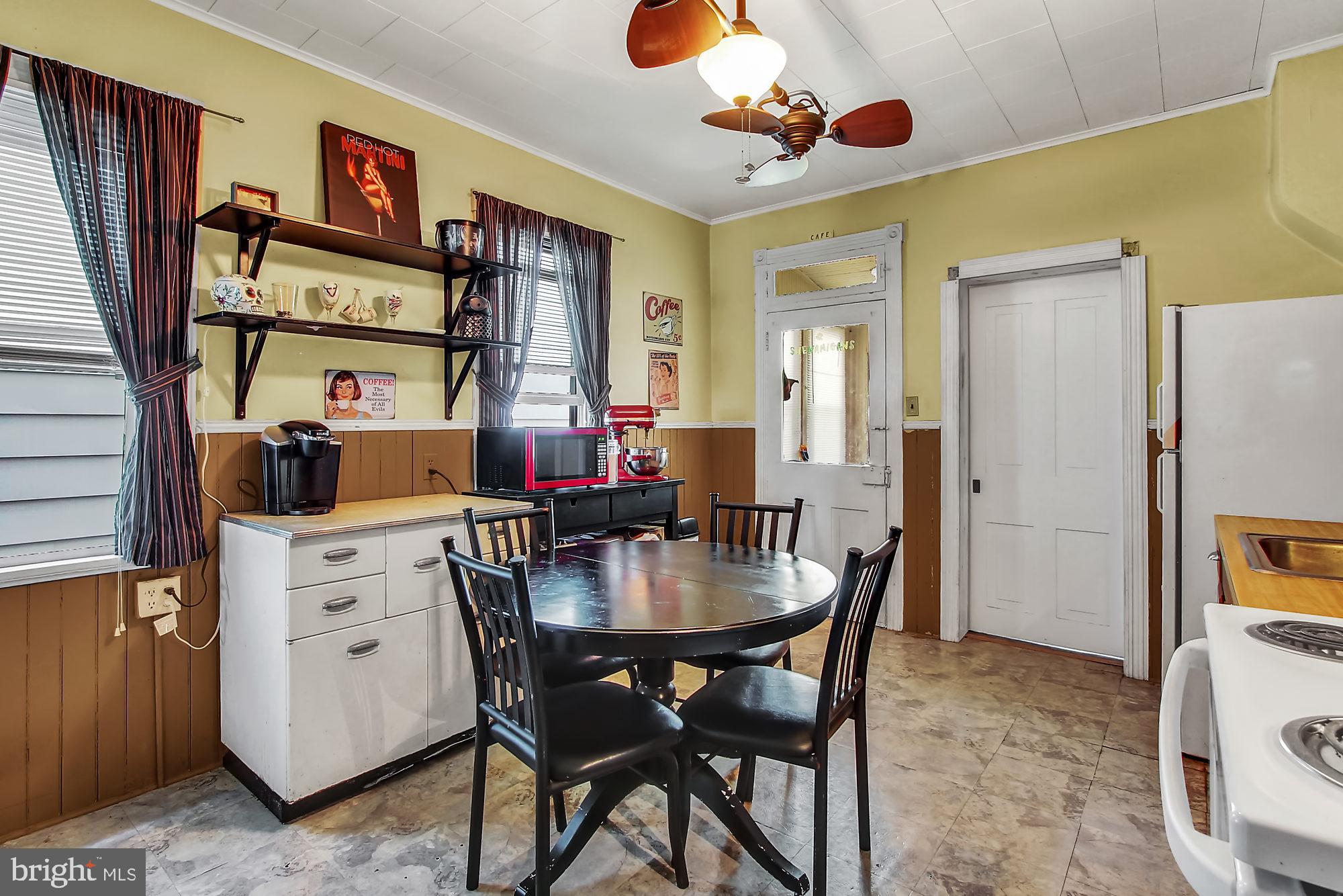 Eat-In Kitchen