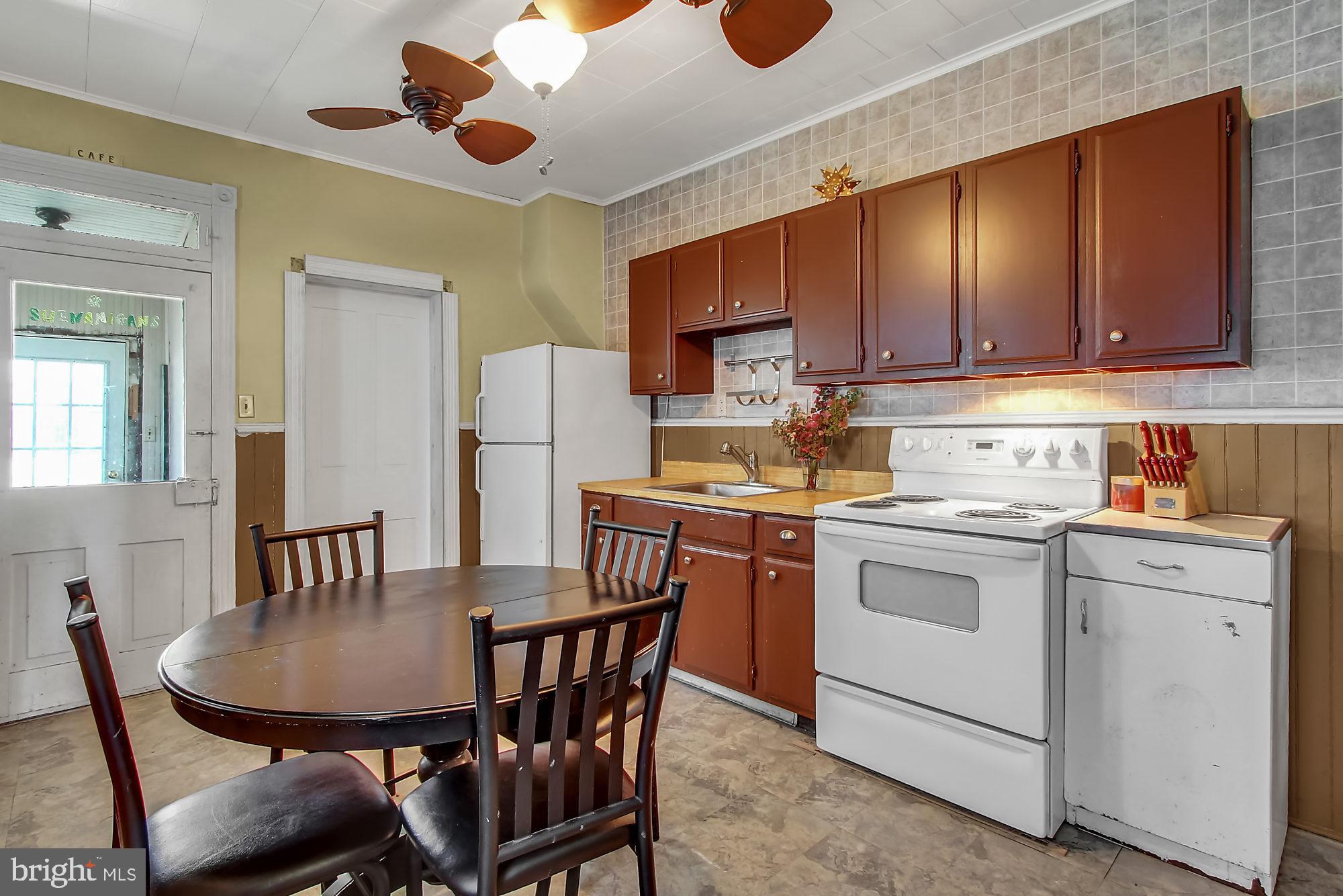 Eat-In Kitchen
