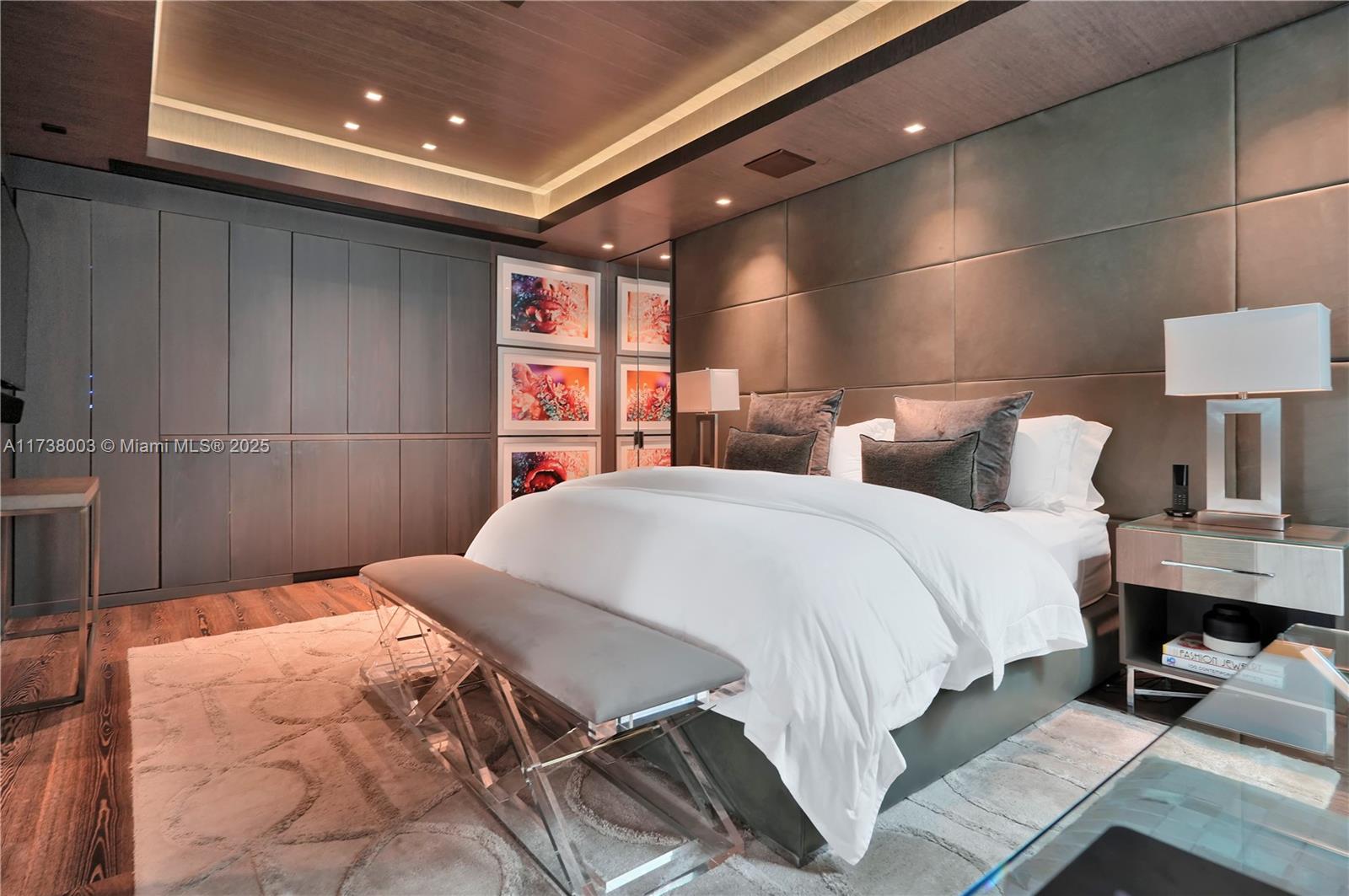 125 Ocean Drive, Unit PH Miami Beach, FL 33139 - Photo 26 of 56 a bedroom with a bed and a lamp