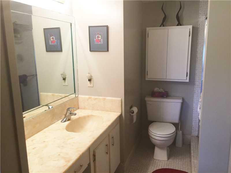 4098 Wolverton East, Unit 4098 Boca Raton, FL 33434 - Photo 11 of 32 Bathroom Master.