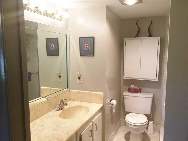 4098 Wolverton East, Unit 4098 Boca Raton, FL 33434 - Photo 12 of 32 Bathroom Master.