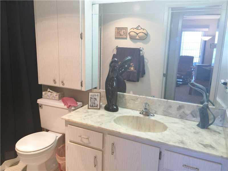 4098 Wolverton East, Unit 4098 Boca Raton, FL 33434 - Photo 17 of 32 Bathroom.