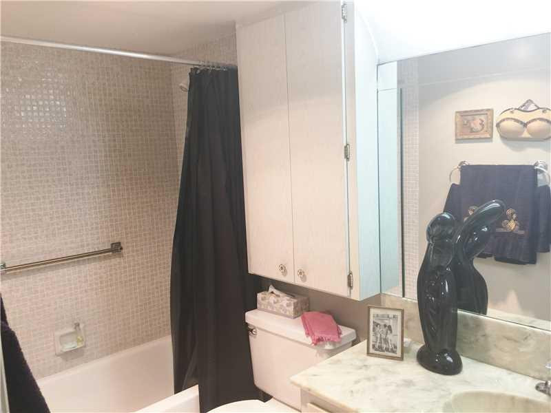 4098 Wolverton East, Unit 4098 Boca Raton, FL 33434 - Photo 18 of 32 Bathroom.