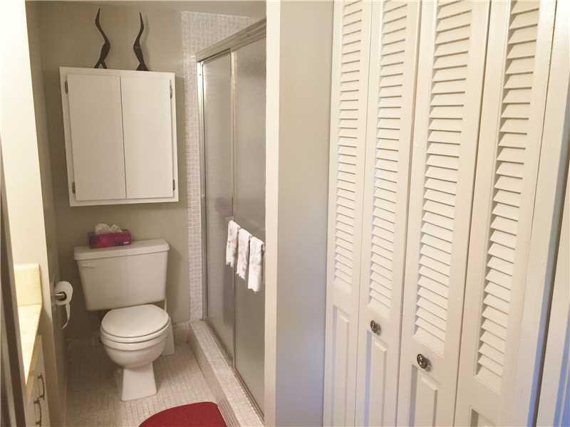 4098 Wolverton East, Unit 4098 Boca Raton, FL 33434 - Photo 10 of 32 Bathroom Master.