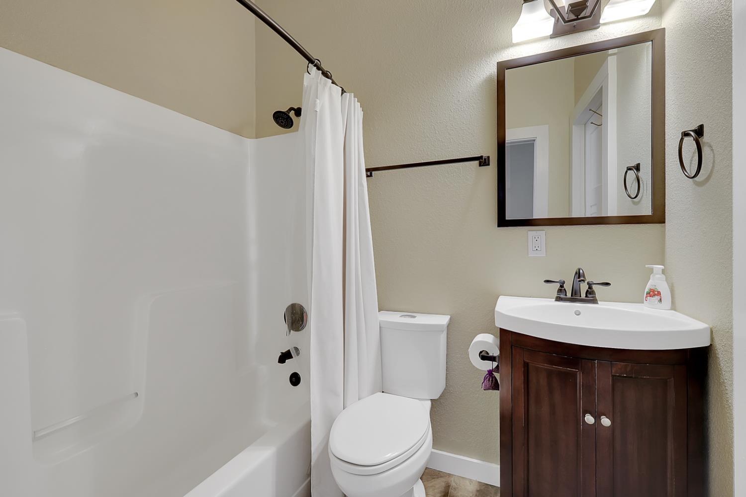 528 Clay Street Colusa, CA 95932 - Photo 23 of 36 Middle bathroom