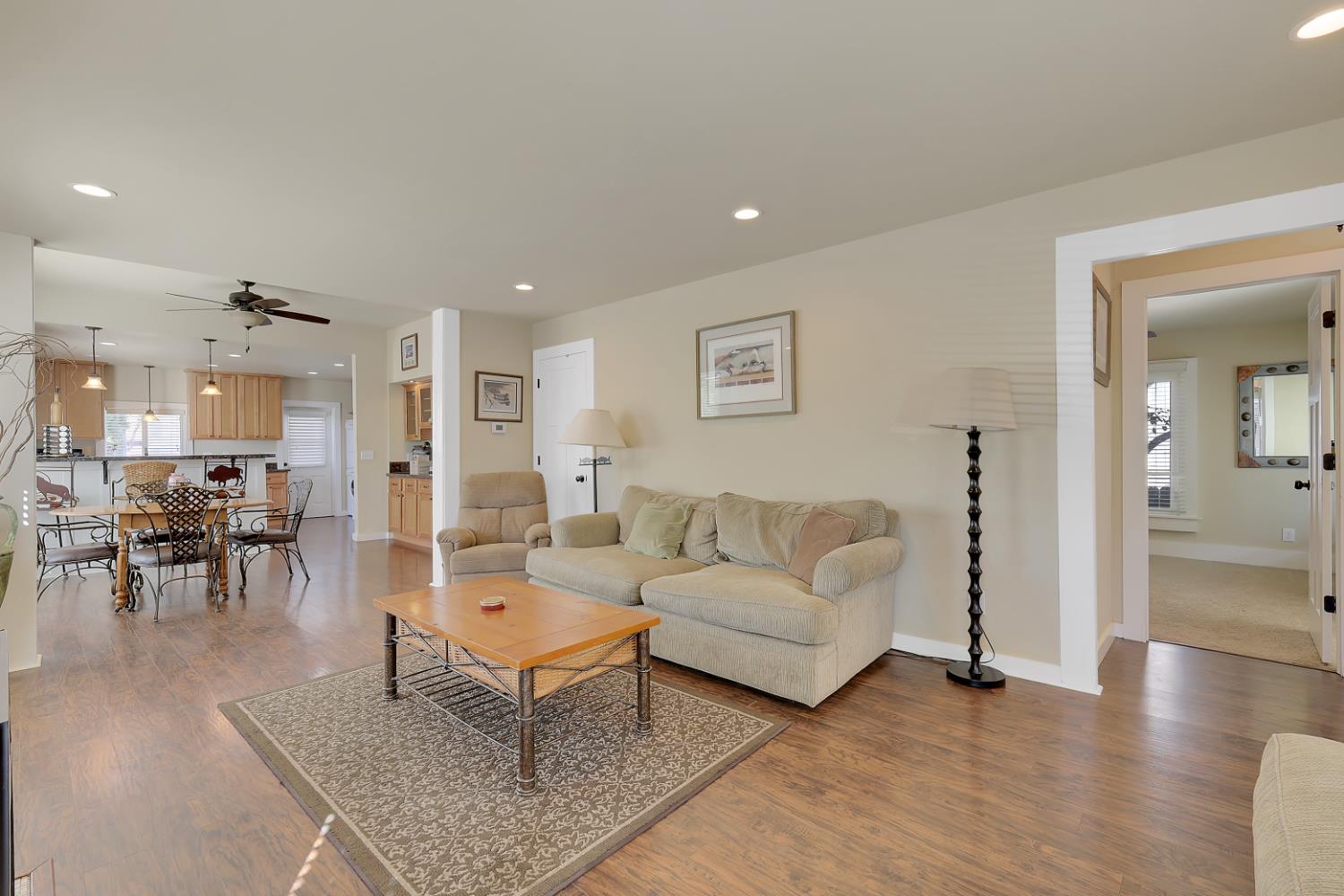 528 Clay Street Colusa, CA 95932 - Photo 6 of 36 Living Room