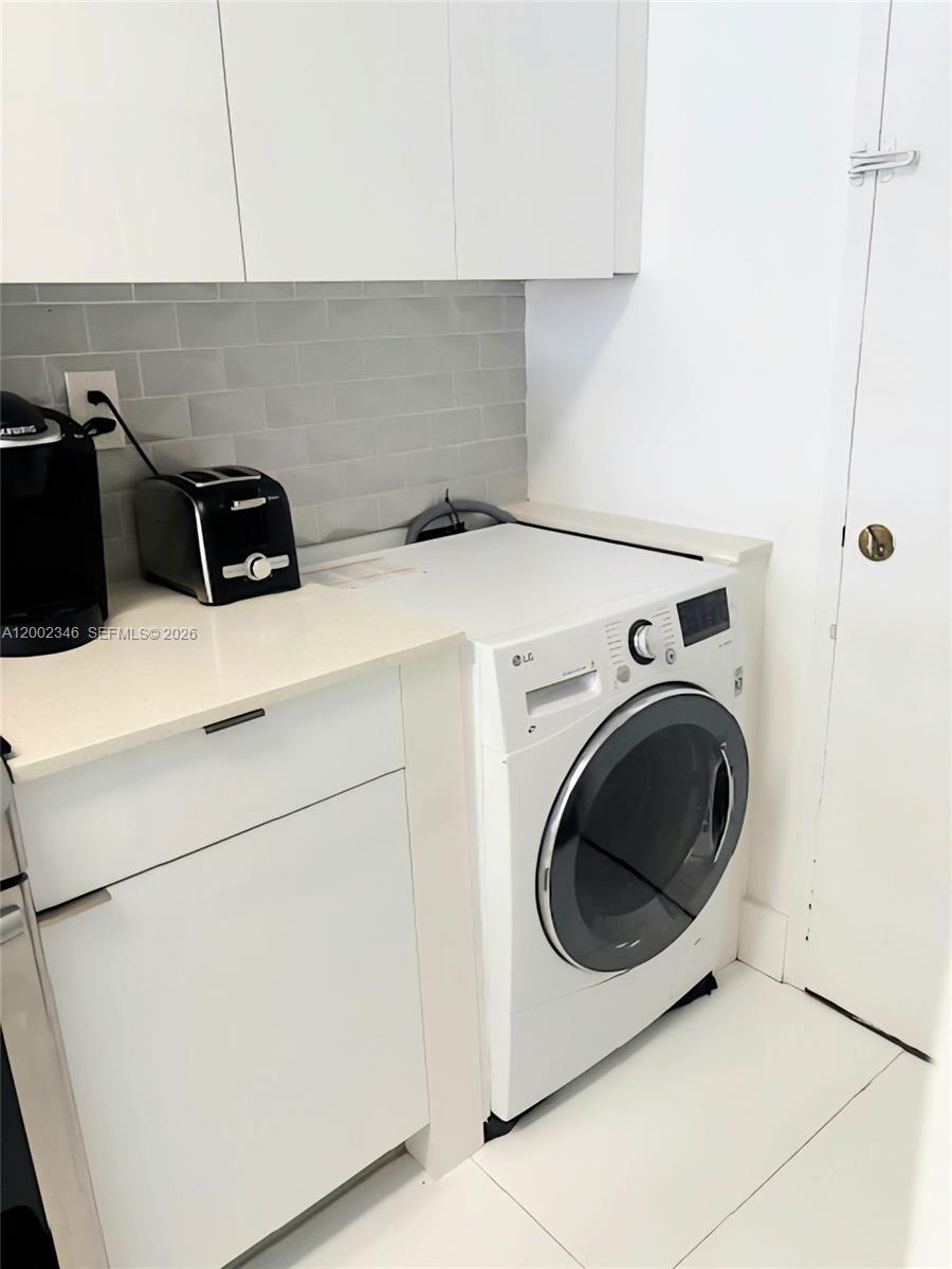 100 Lincoln Road, Unit 927 Miami Beach, FL 33139 - Photo 10 of 42 a utility room with dryer and washer