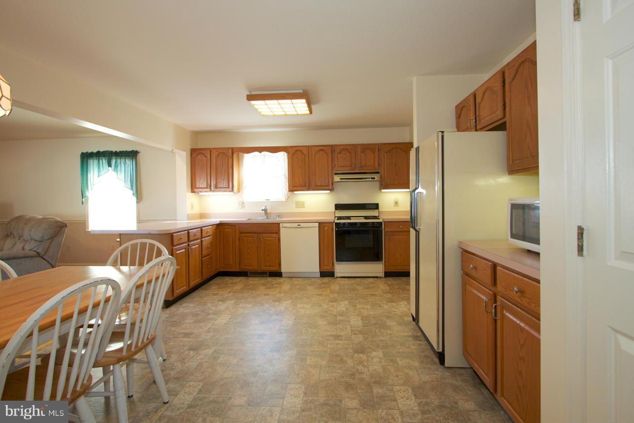 406 Delaware Avenue Baltimore, MD 21221 - Photo 6 of 24 Kitchen