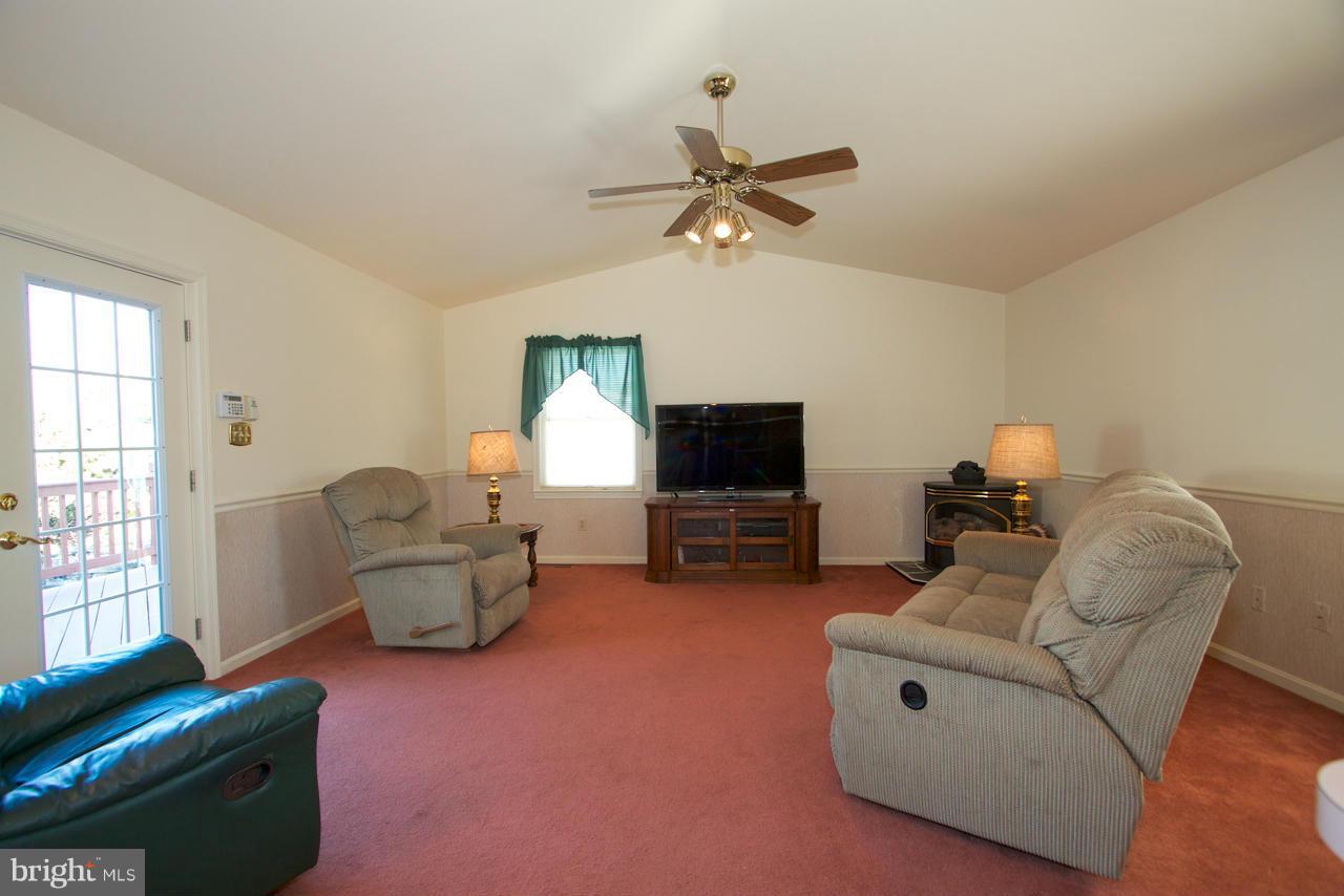 406 Delaware Avenue Baltimore, MD 21221 - Photo 9 of 24 Family Room