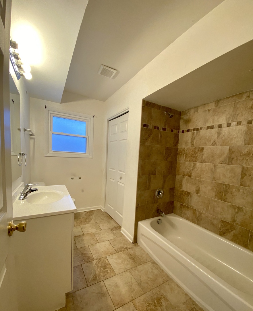 17041 Ridgewood Avenue Lansing, IL 60438 - Photo 6 of 10