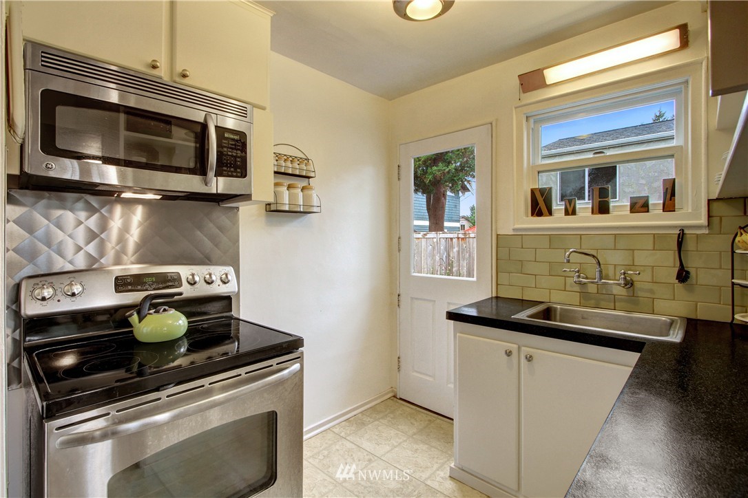 4627 Southwest Frontenac Street Seattle, WA 98136 - Photo 5 of 18 Gallery Image 5