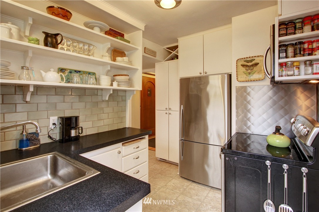 4627 Southwest Frontenac Street Seattle, WA 98136 - Photo 6 of 18 Gallery Image 6
