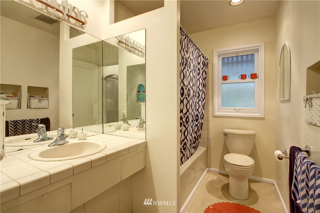 4627 Southwest Frontenac Street Seattle, WA 98136 - Photo 9 of 18 Gallery Image 9
