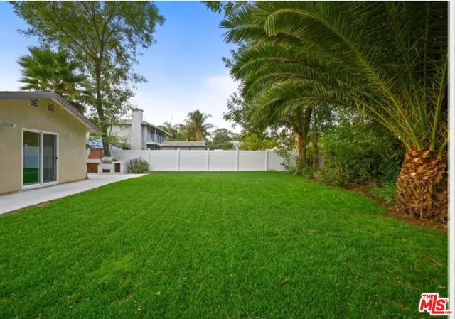 a view of a chairs and table in backyard