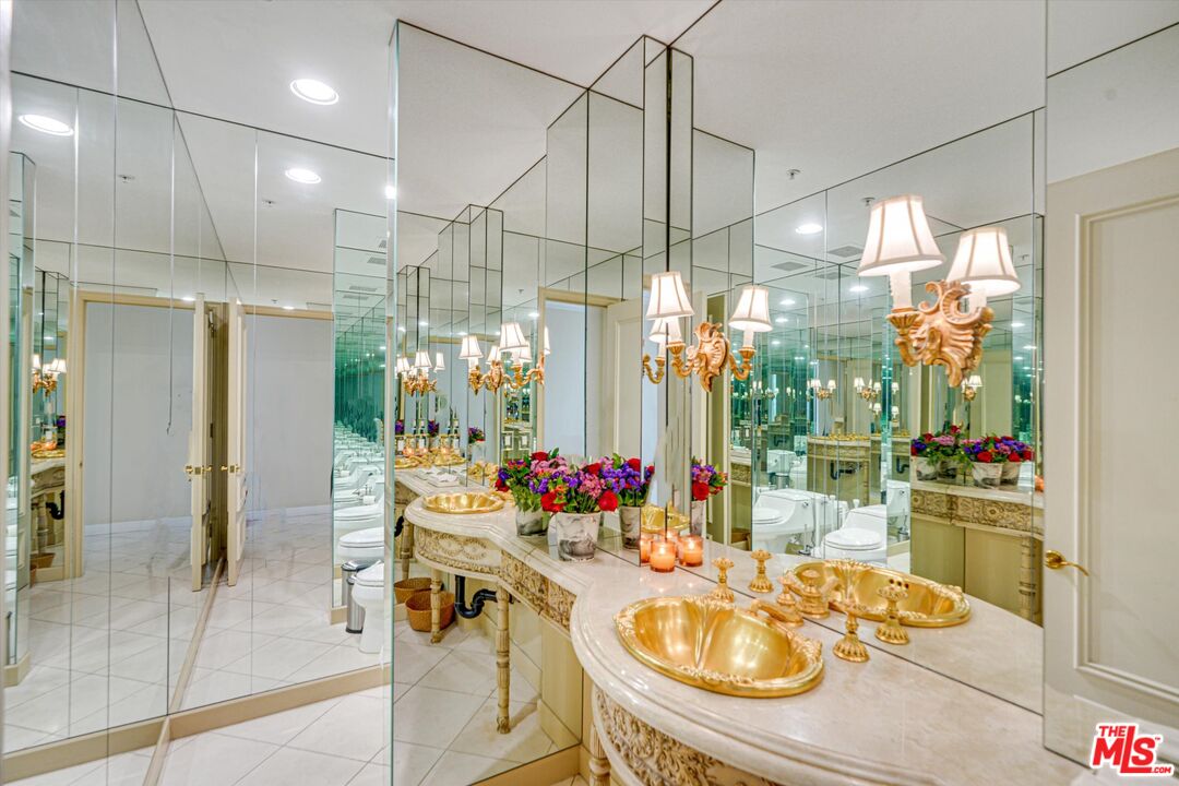 10580 Wilshire Boulevard, Unit 8SW Los Angeles, CA 90024 - Photo 21 of 38 a room with dining table and chairs