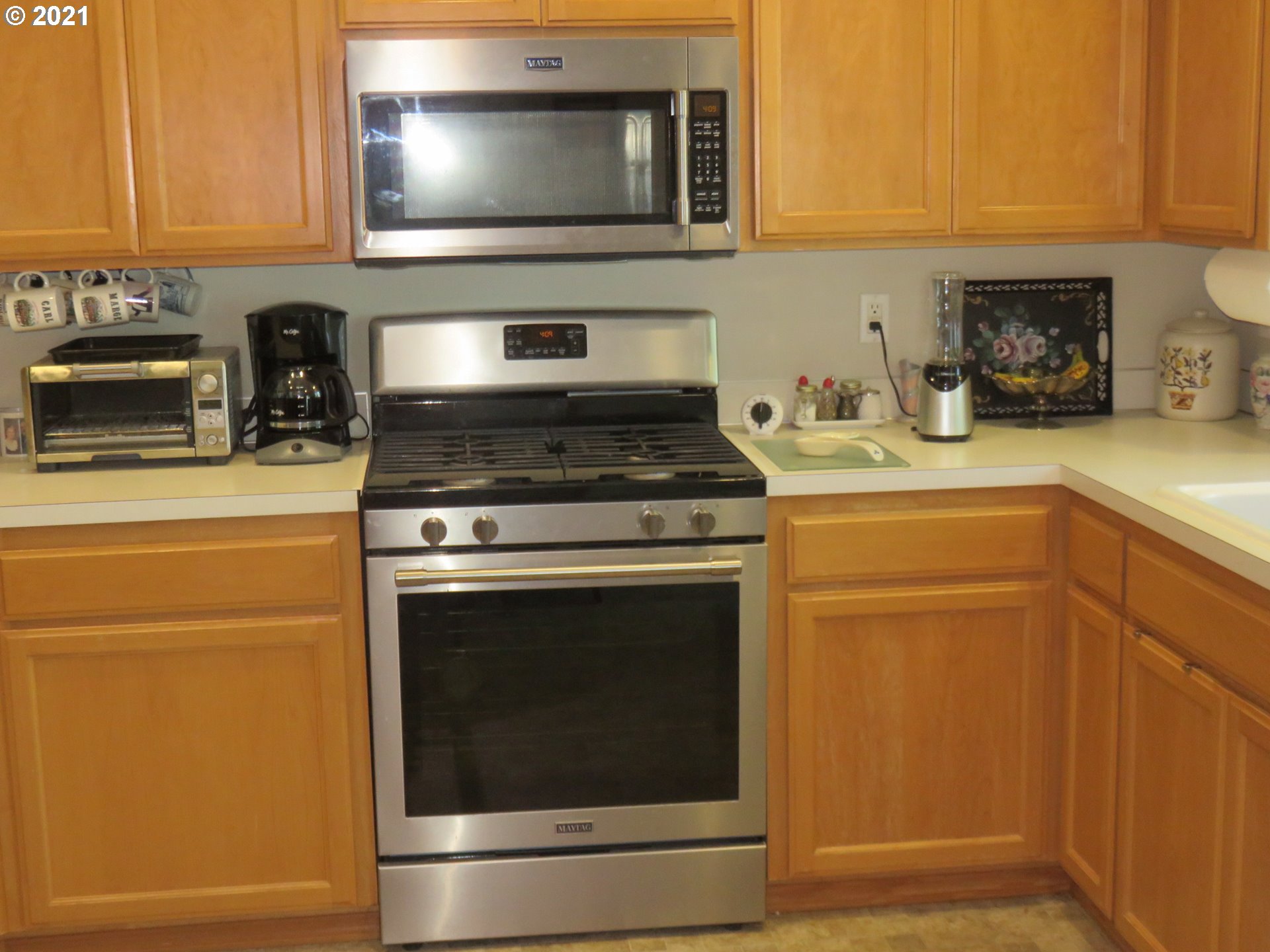 4563 Swegle Road Northeast Salem, OR 97301 - Photo 5 of 19 a kitchen with a stove and a microwave