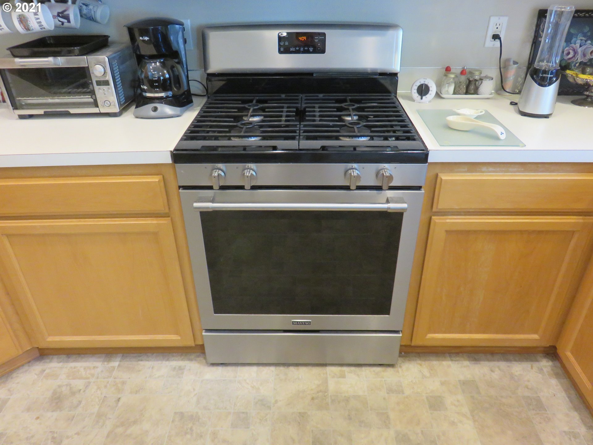 4563 Swegle Road Northeast Salem, OR 97301 - Photo 6 of 19 a stove top oven sitting inside of a kitchen