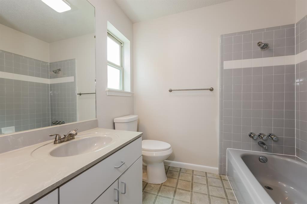 1816 Christopher Drive Fort Worth, TX 76140 - Photo 11 of 16 a bathroom with a sink toilet and bathtub