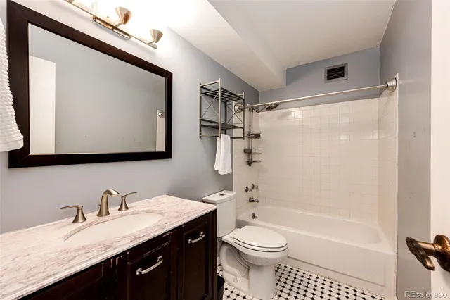 an empty room with closet and a ceiling fan