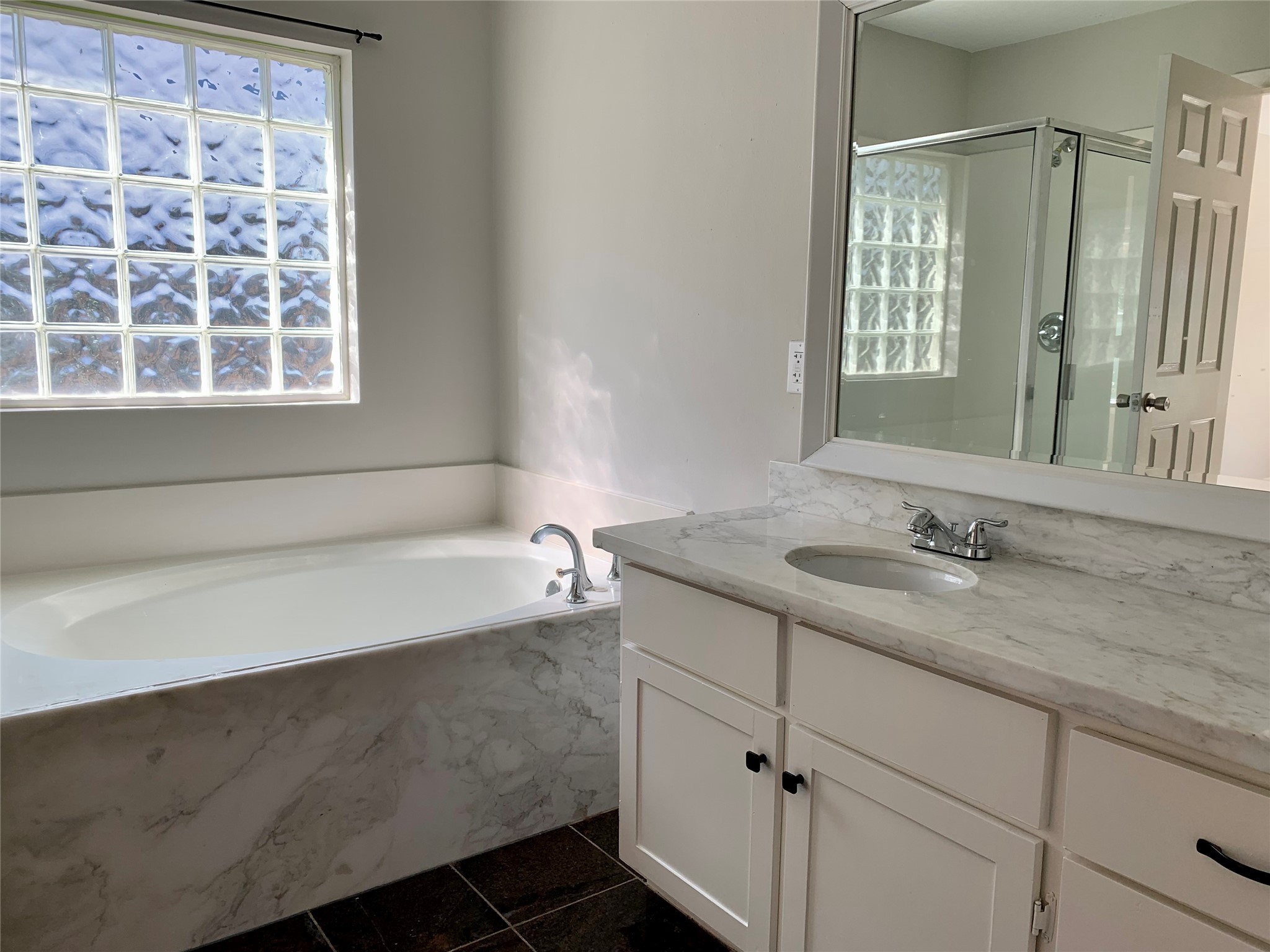 6723 Del Rio Street Houston, TX 77021 - Photo 13 of 29 a bathroom with a sink and a bathtub