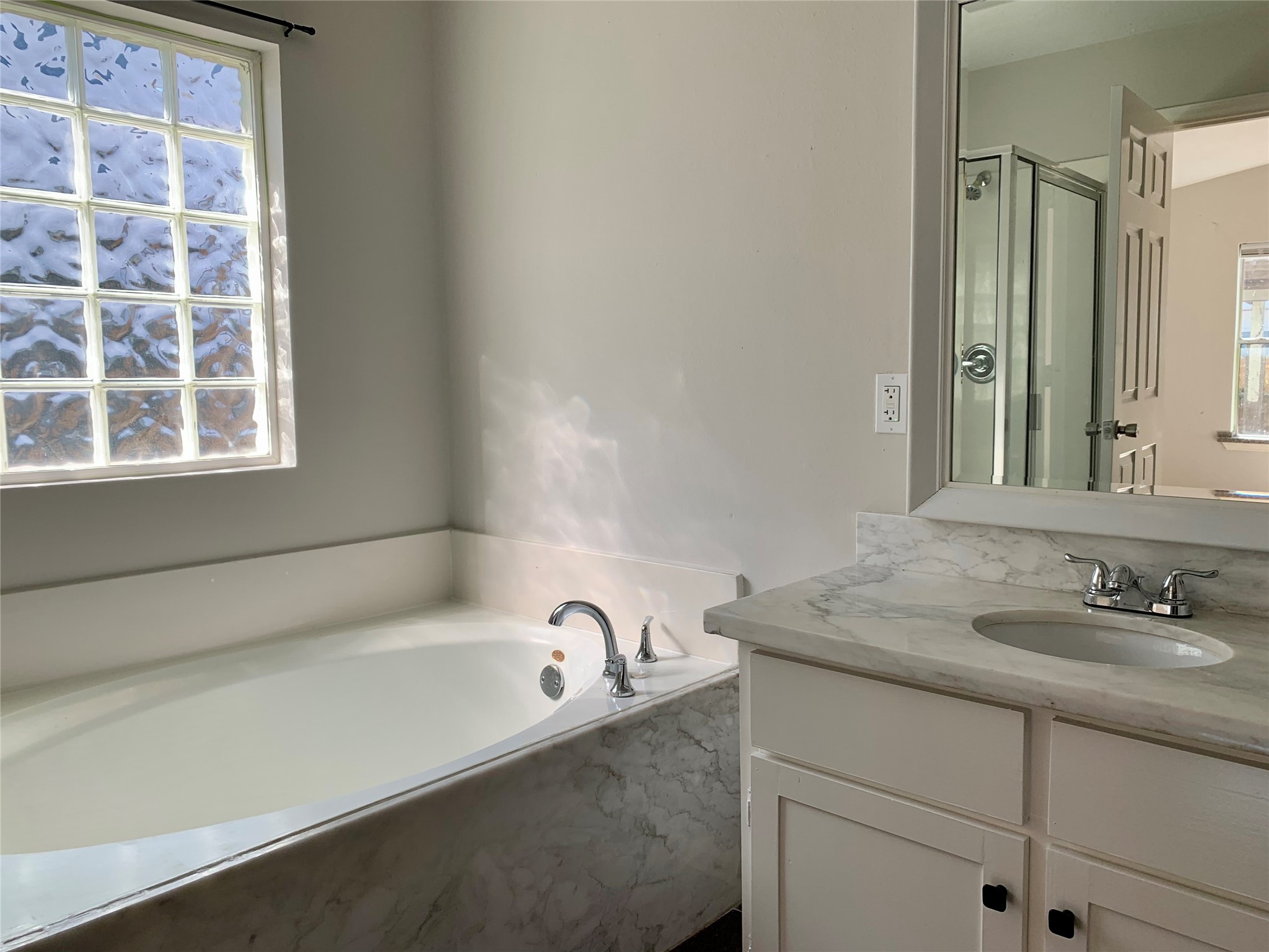 6723 Del Rio Street Houston, TX 77021 - Photo 14 of 29 a bathroom with a sink and a bathtub