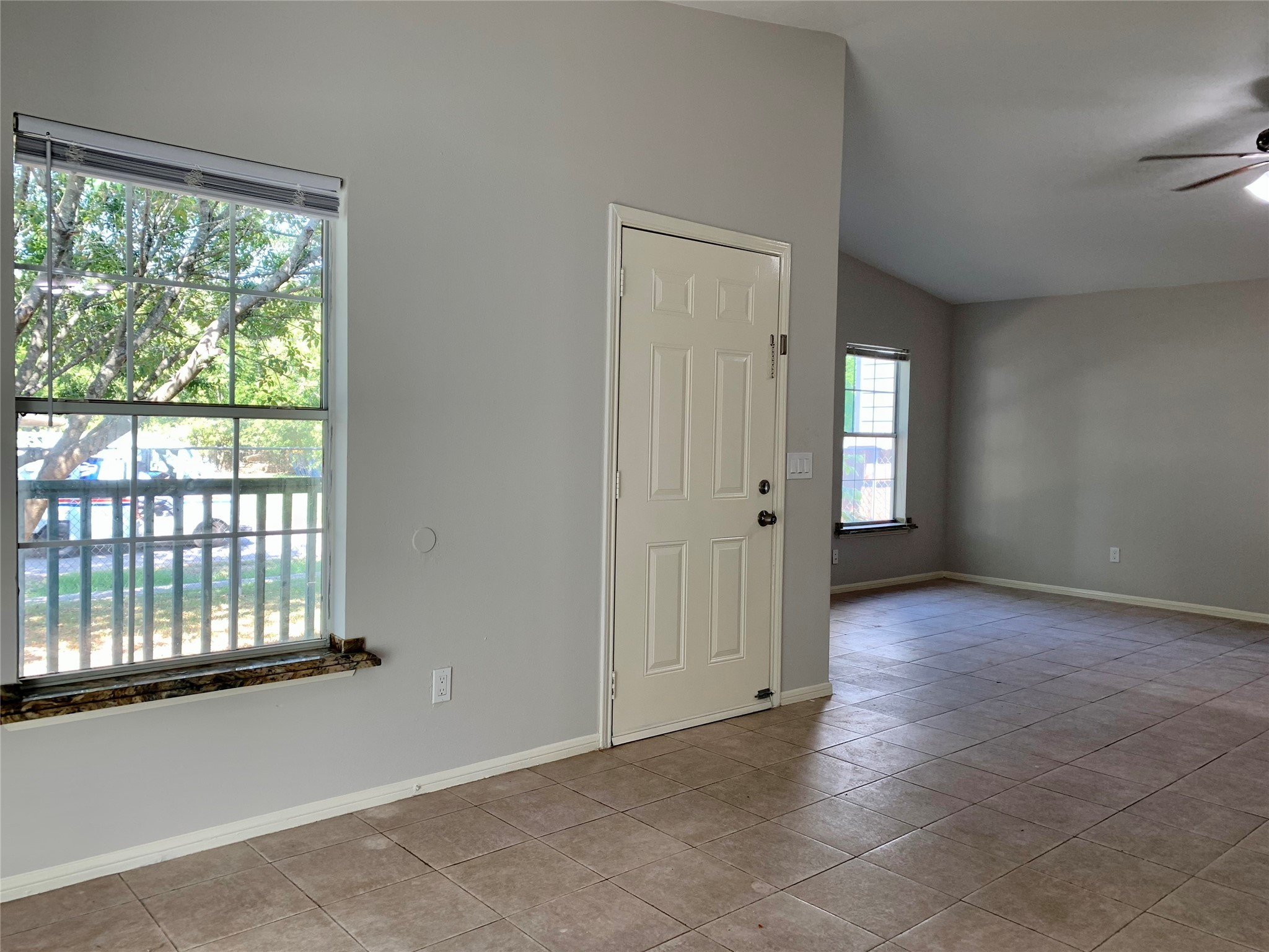6723 Del Rio Street Houston, TX 77021 - Photo 15 of 29 an empty room that has a window