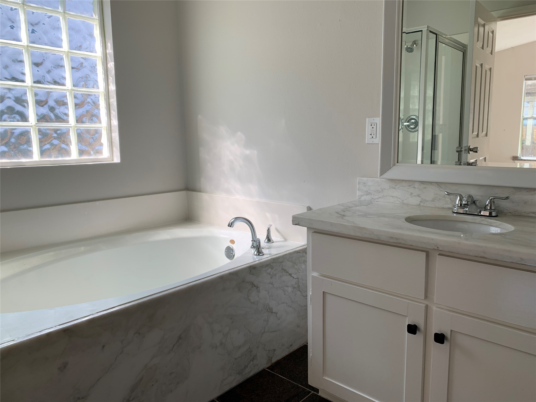 6723 Del Rio Street Houston, TX 77021 - Photo 17 of 29 a bathroom with a sink and a bathtub