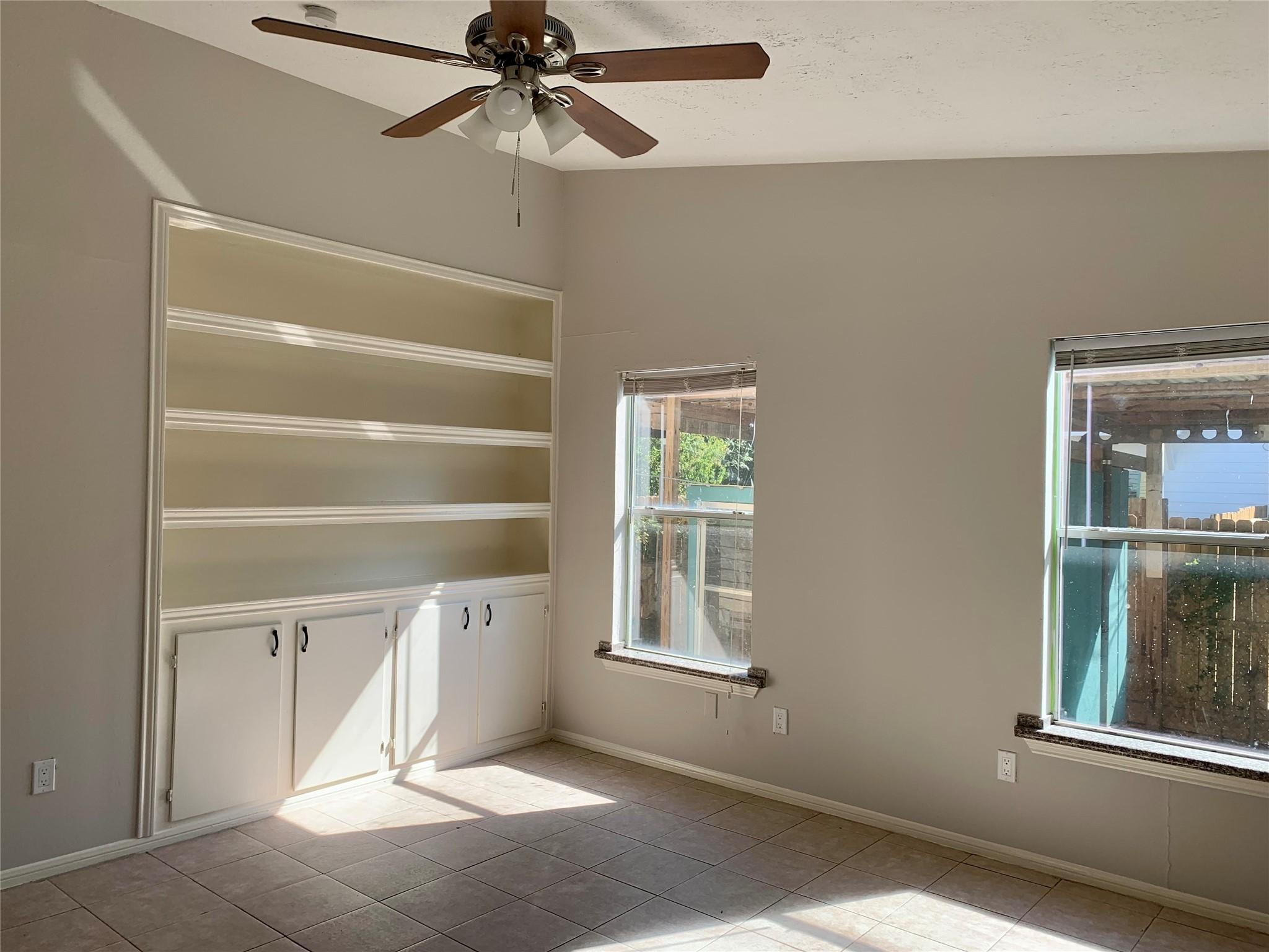 6723 Del Rio Street Houston, TX 77021 - Photo 18 of 29 a view of an empty room with a window