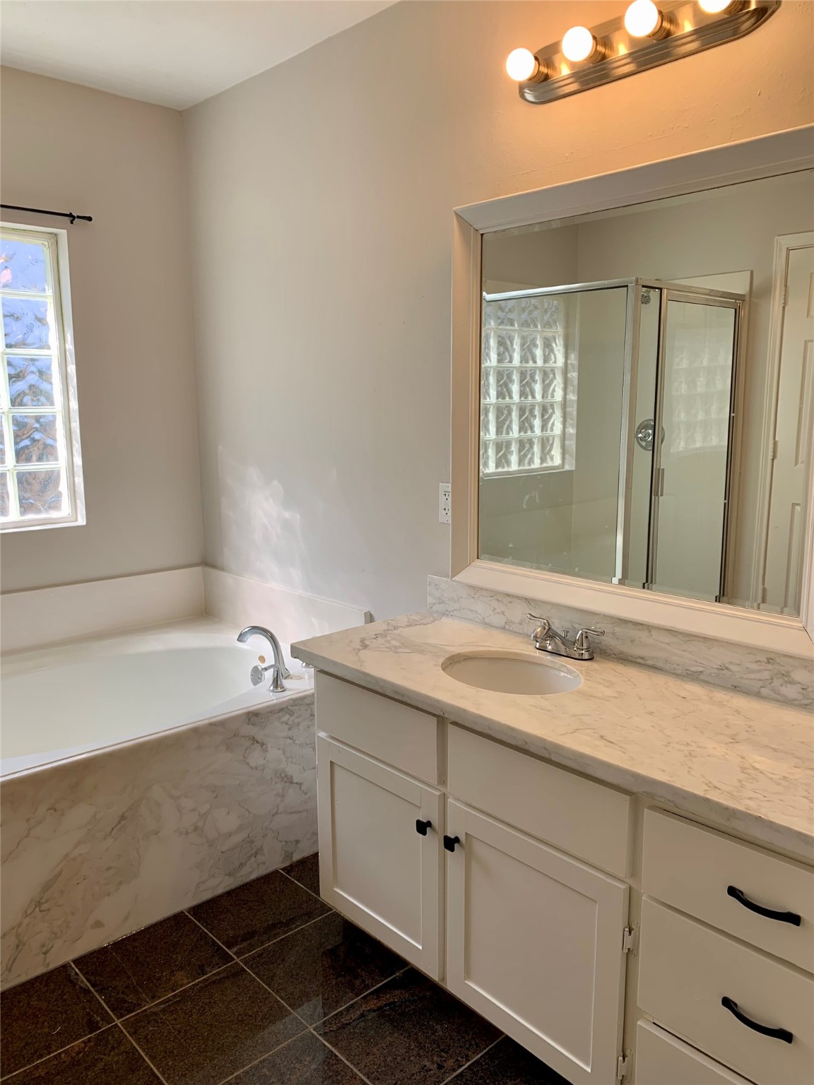 6723 Del Rio Street Houston, TX 77021 - Photo 20 of 29 a bathroom with a sink and a bathtub