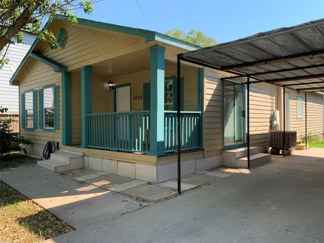 a view of a house with backyard and porch