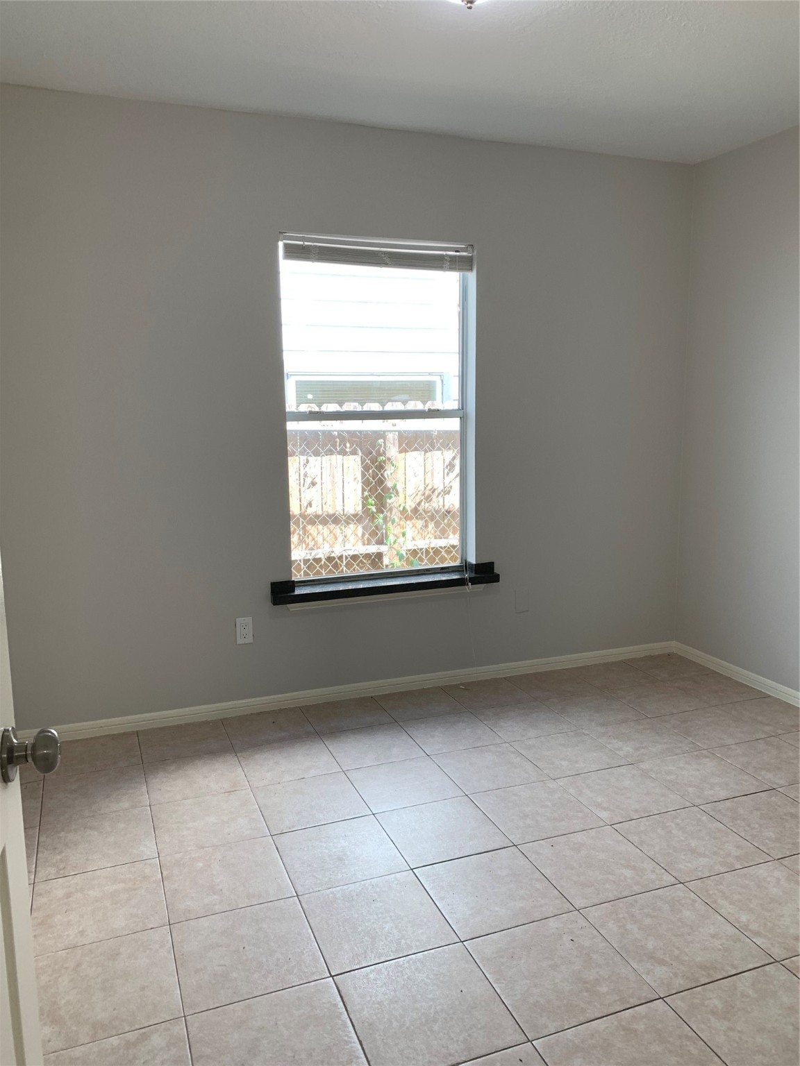 6723 Del Rio Street Houston, TX 77021 - Photo 22 of 29 a view of an empty room with a window