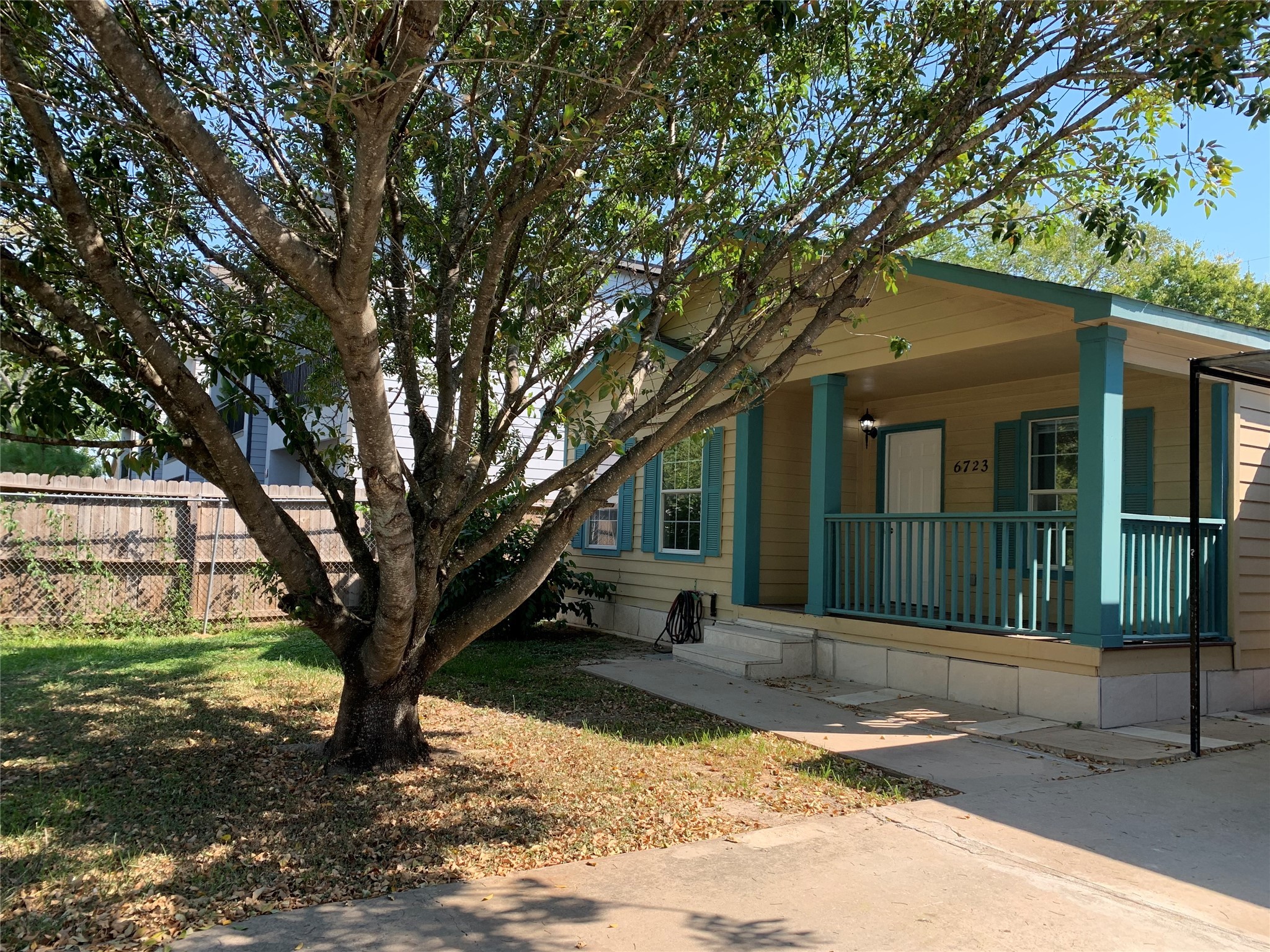 6723 Del Rio Street Houston, TX 77021 - Photo 25 of 29 a front view of a house with a yard