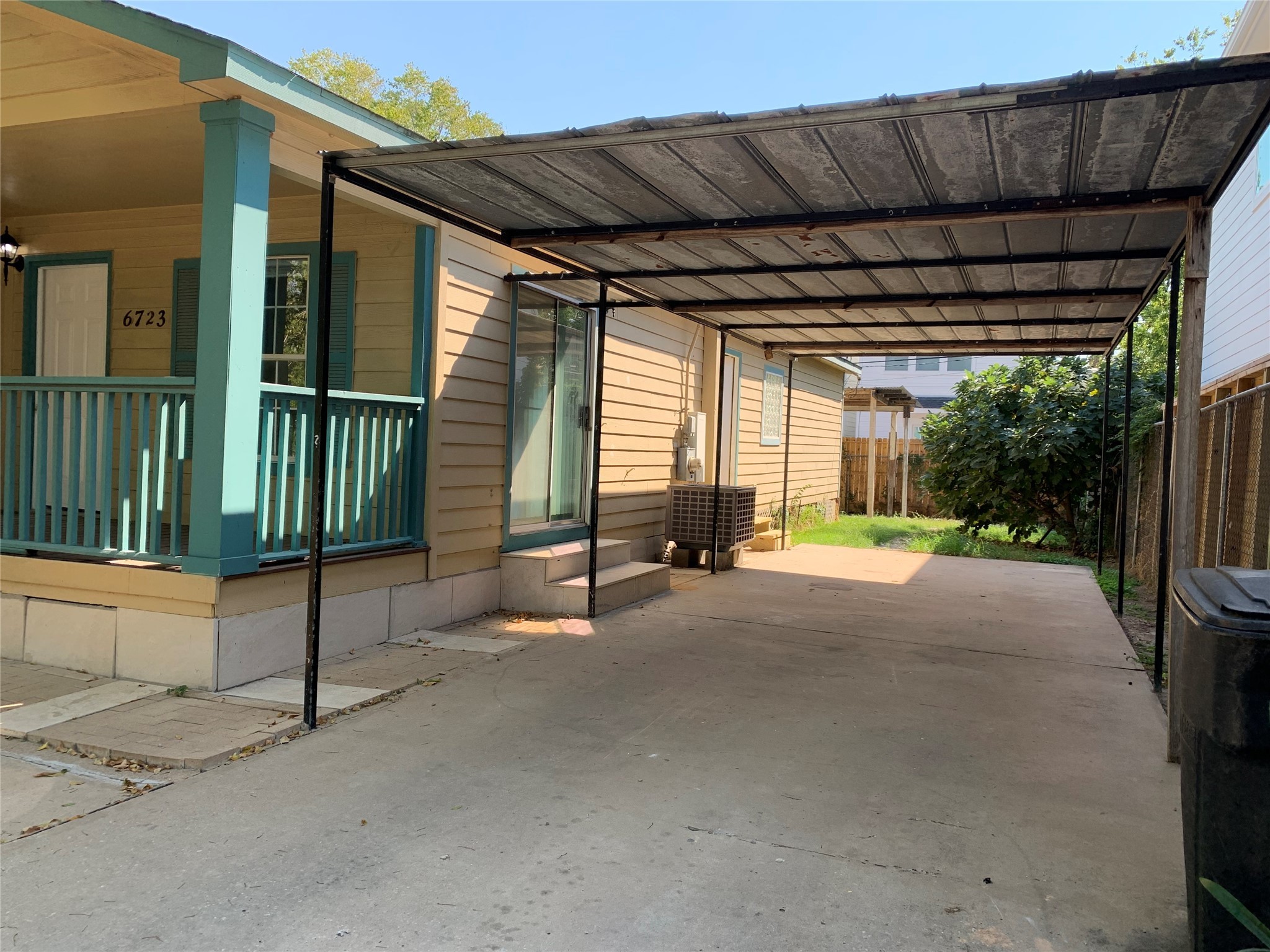 6723 Del Rio Street Houston, TX 77021 - Photo 28 of 29 a view of a house with porch and garden