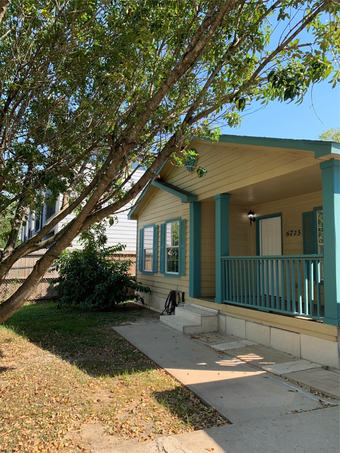 6723 Del Rio Street Houston, TX 77021 - Photo 29 of 29 a view of a house with a patio