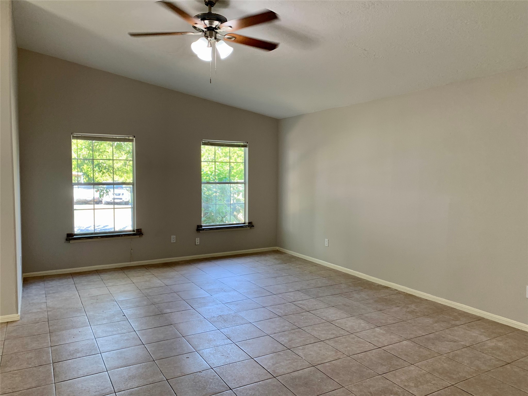 6723 Del Rio Street Houston, TX 77021 - Photo 9 of 29 an empty room with windows and fan