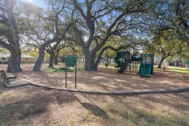 a view of yard with tree