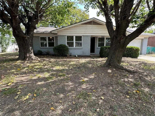 $199,900 | 219 Southwest Murphy Road, Burleson, TX 76028