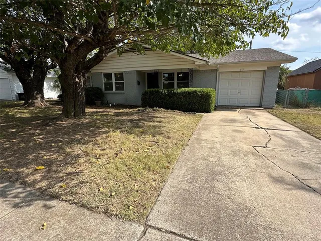 $199,900 | 219 Southwest Murphy Road, Burleson, TX 76028