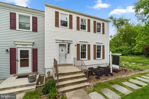 a view front of house with a yard