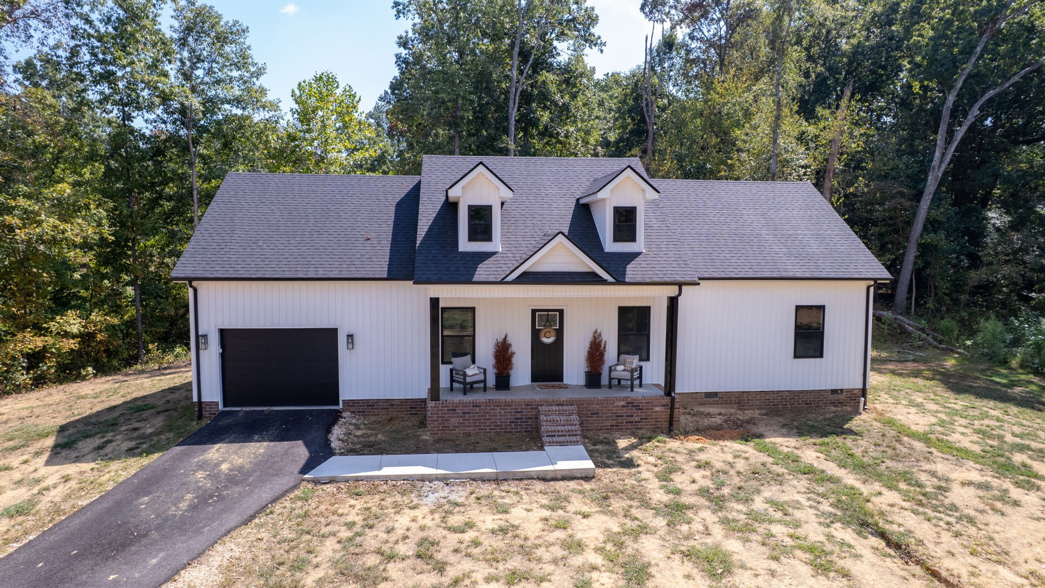 140 Jackson Forest Road Paris, TN 38242 - Photo 28 of 33 a front view of a house with a garden