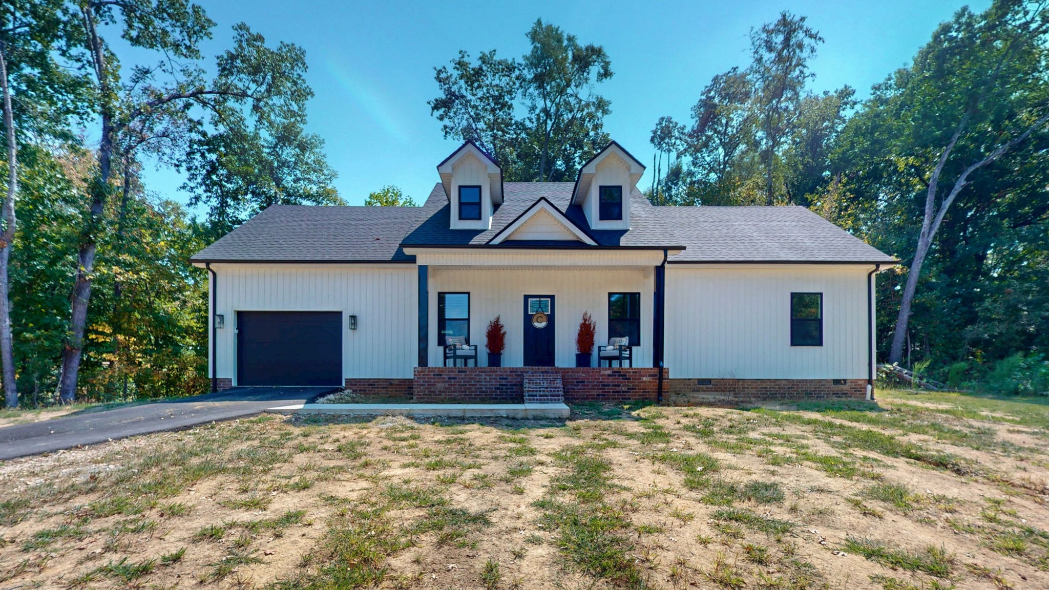 140 Jackson Forest Road Paris, TN 38242 - Photo 3 of 33 a front view of a house with garden