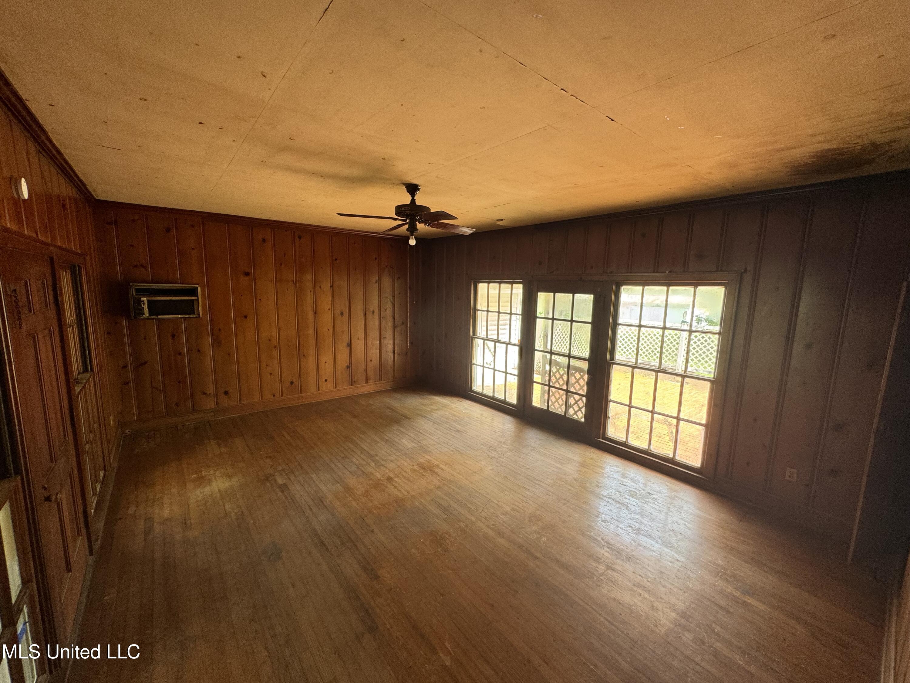 479 East Main Street Gloster, MS 39638 - Photo 7 of 15 IMG_1387