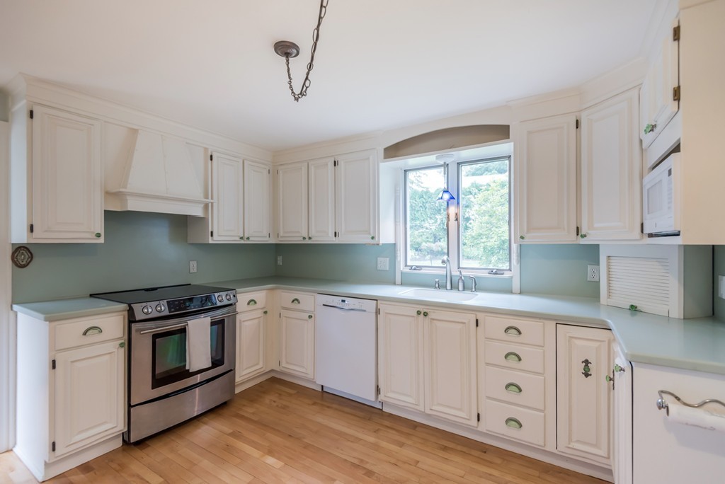 7 Cedar Road Andover, MA 01810 - Photo 2 of 25 Gallery Image 2