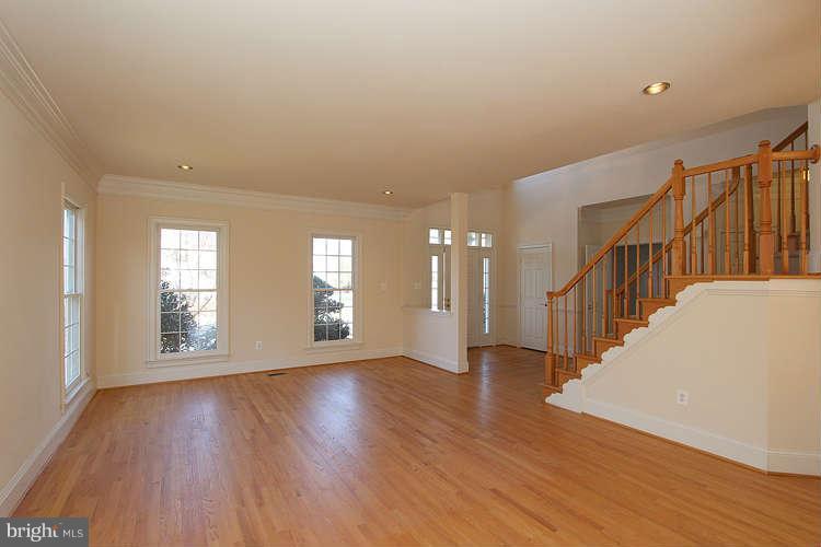 18616 Thundercloud Road Boyds, MD 20841 - Photo 4 of 28 Living Room