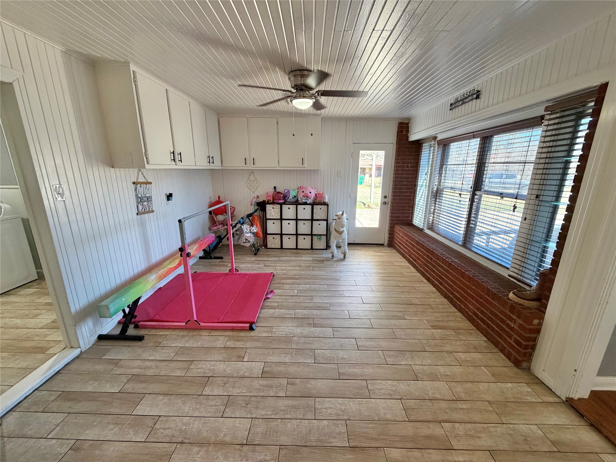 907 East Magnolia Street Angleton, TX 77515 - Photo 13 of 34 a view of an entryway with wooden floor